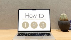 ノートパソコンに「How to 123」と表示されている