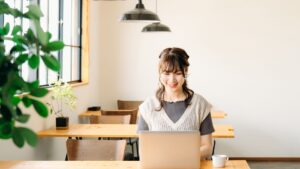 お店でノートパソコンを使う女性