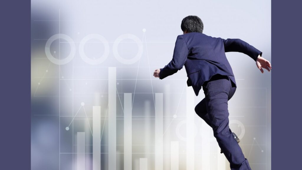 SEO資格を取得し、目標に向けて走る男性の写真