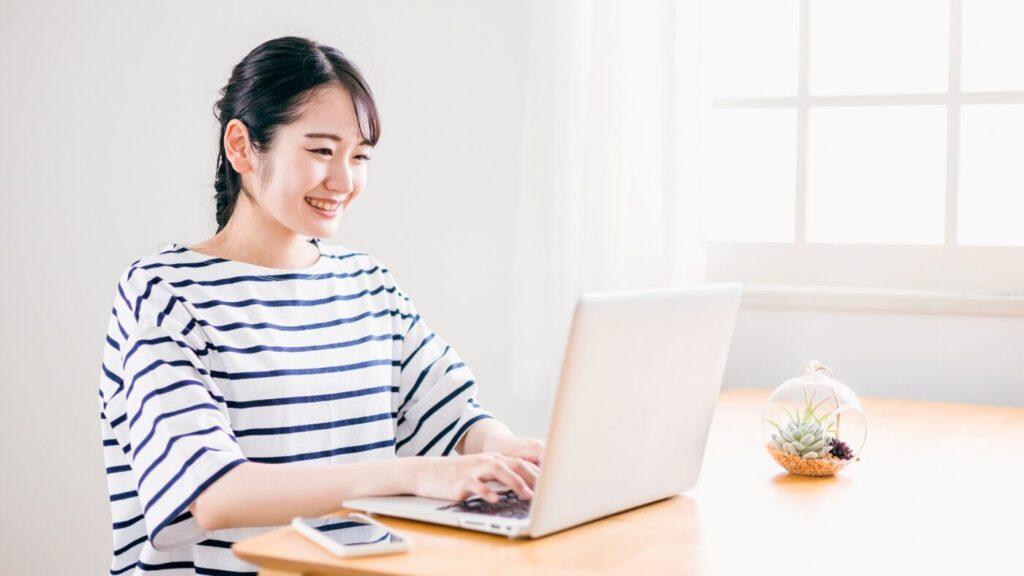 ラップトップを操作する女性の写真